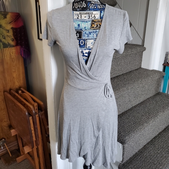 ROLLER COASTER~ GRAY SHORT SLEEVE V-NECK WRAP DRESS! - Picture 2 of 16